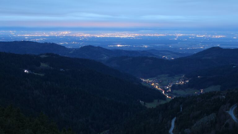 Dieses Bild zeigt eine Webcam-Aufnahme vom Achertal, aufgenommen am Samstag, den 06.12.2025 um 07:30 Uhr. Die Temperatur betrug 1.8°C.