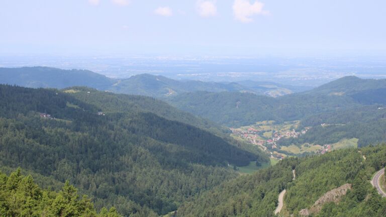 Dieses Bild zeigt eine Webcam-Aufnahme vom Achertal, aufgenommen am Montag, den 09.06.2025 um 10:50 Uhr. Die Temperatur betrug 12°C.
