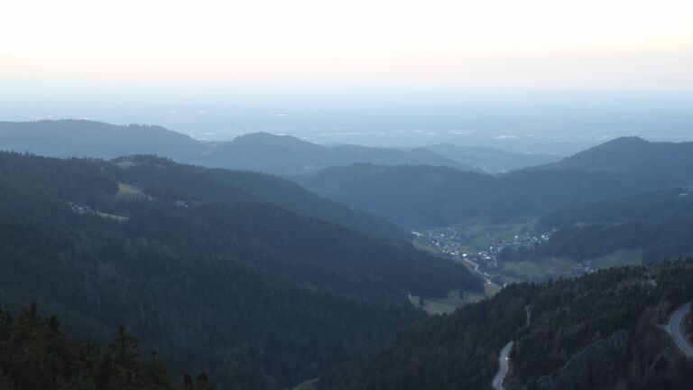 Dieses Bild zeigt eine Webcam-Aufnahme vom Achertal, aufgenommen am Freitag, den 27.02.2026 um 18:20 Uhr. Die Temperatur betrug 13.2°C.