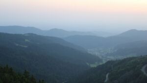 Dieses Bild zeigt eine Webcam-Aufnahme vom Achertal, aufgenommen am Freitag, den 13.06.2025 um 21:20 Uhr. Die Temperatur betrug 22°C.