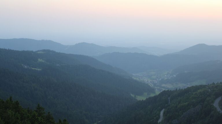Dieses Bild zeigt eine Webcam-Aufnahme vom Achertal, aufgenommen am Freitag, den 13.06.2025 um 21:20 Uhr. Die Temperatur betrug 22°C.