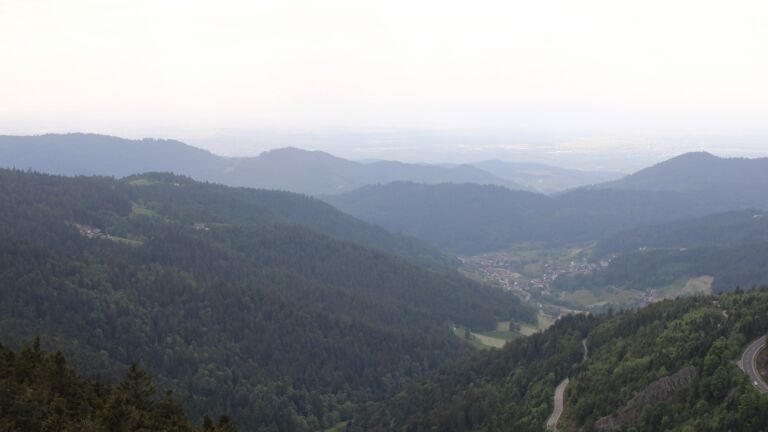Dieses Bild zeigt eine Webcam-Aufnahme vom Achertal, aufgenommen am Samstag, den 17.05.2025 um 16:30 Uhr. Die Temperatur betrug 9.4°C.
