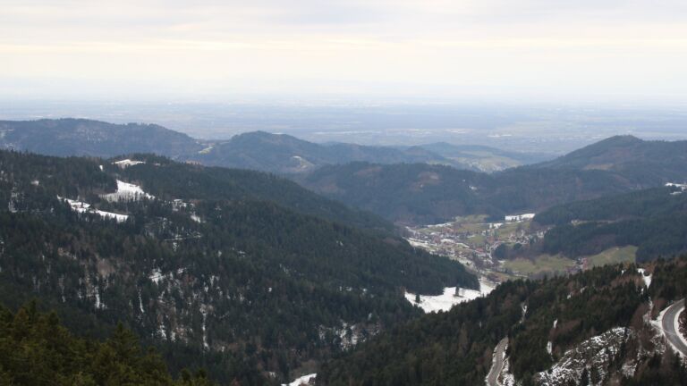 Dieses Bild zeigt eine Webcam-Aufnahme vom Achertal, aufgenommen am Mittwoch, den 14.01.2026 um 11:30 Uhr. Die Temperatur betrug 5.1°C.