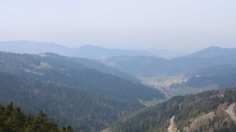 Dieses Bild zeigt eine Webcam-Aufnahme vom Achertal, aufgenommen am Montag, den 23.03.2026 um 11:10 Uhr. Die Temperatur betrug 8.9°C.