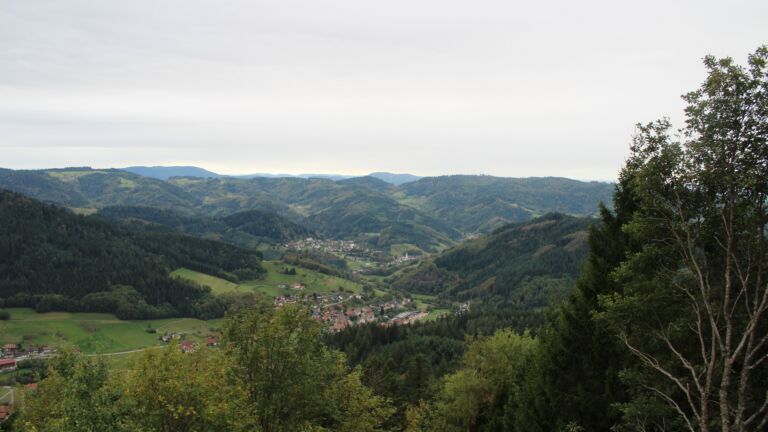 Dieses Bild zeigt eine Webcam-Aufnahme vom Achertal, aufgenommen am Dienstag, den 13.10.2026 um 16:30 Uhr. Die Temperatur betrug 13.4°C.