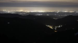 Dieses Bild zeigt eine Webcam-Aufnahme vom Achertal, aufgenommen am Freitag, den 10.04.2026 um 22:00 Uhr. Die Temperatur betrug 4.8°C.