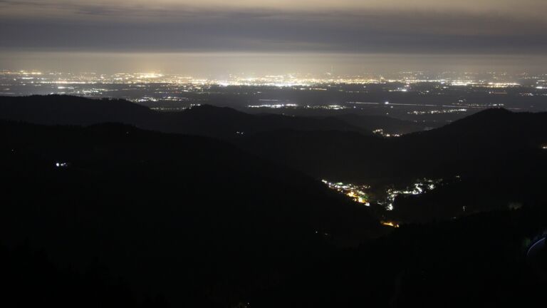 Dieses Bild zeigt eine Webcam-Aufnahme vom Achertal, aufgenommen am Freitag, den 10.04.2026 um 22:00 Uhr. Die Temperatur betrug 4.8°C.