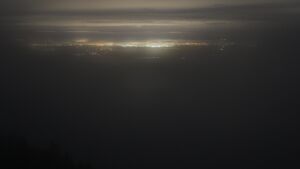 Dieses Bild zeigt eine Webcam-Aufnahme vom Achertal, aufgenommen am Donnerstag, den 11.12.2025 um 01:00 Uhr. Die Temperatur betrug 5.6°C.