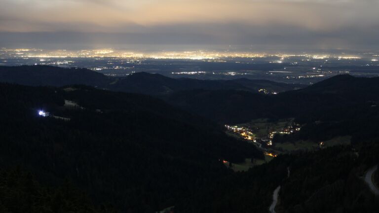 Dieses Bild zeigt eine Webcam-Aufnahme vom Achertal, aufgenommen am Samstag, den 06.12.2025 um 05:00 Uhr. Die Temperatur betrug 2.6°C.