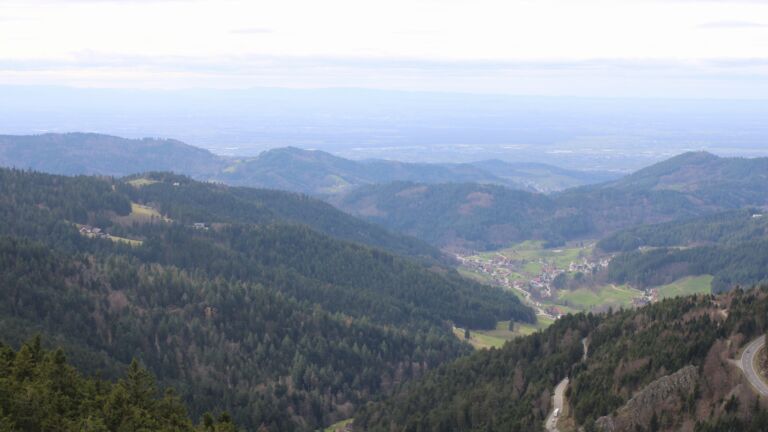 Dieses Bild zeigt eine Webcam-Aufnahme vom Achertal, aufgenommen am Freitag, den 13.03.2026 um 14:40 Uhr. Die Temperatur betrug 8.3°C.