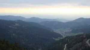 Dieses Bild zeigt eine Webcam-Aufnahme vom Achertal, aufgenommen am Mittwoch, den 15.04.2026 um 19:00 Uhr. Die Temperatur betrug 8.3°C.