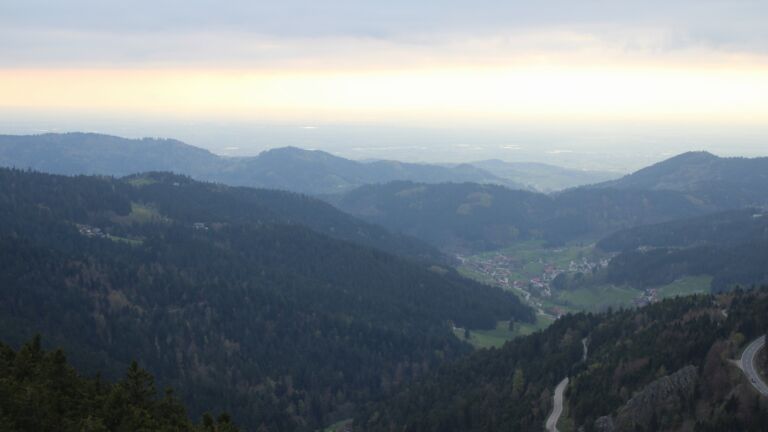 Dieses Bild zeigt eine Webcam-Aufnahme vom Achertal, aufgenommen am Mittwoch, den 15.04.2026 um 19:00 Uhr. Die Temperatur betrug 8.3°C.