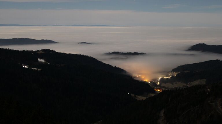 Dieses Bild zeigt eine Webcam-Aufnahme vom Achertal, aufgenommen am Donnerstag, den 05.02.2026 um 04:30 Uhr. Die Temperatur betrug 2.5°C.