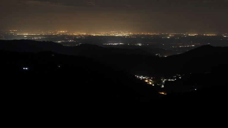 Dieses Bild zeigt eine Webcam-Aufnahme vom Achertal, aufgenommen am Samstag, den 21.03.2026 um 04:40 Uhr. Die Temperatur betrug 4.4°C.