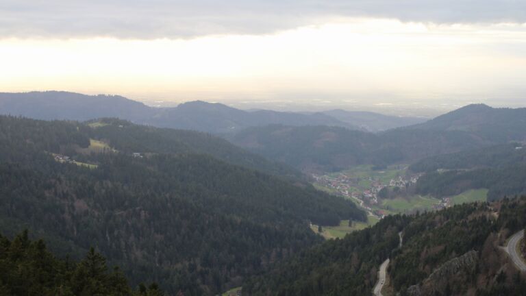 Dieses Bild zeigt eine Webcam-Aufnahme vom Achertal, aufgenommen am Dienstag, den 17.03.2026 um 17:20 Uhr. Die Temperatur betrug 4.2°C.