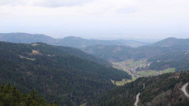 Dieses Bild zeigt eine Webcam-Aufnahme vom Achertal, aufgenommen am Mittwoch, den 11.03.2026 um 14:10 Uhr. Die Temperatur betrug 6.2°C.