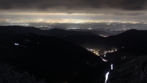 Dieses Bild zeigt eine Webcam-Aufnahme vom Achertal, aufgenommen am Mittwoch, den 26.11.2025 um 20:30 Uhr. Die Temperatur betrug -2.8°C.