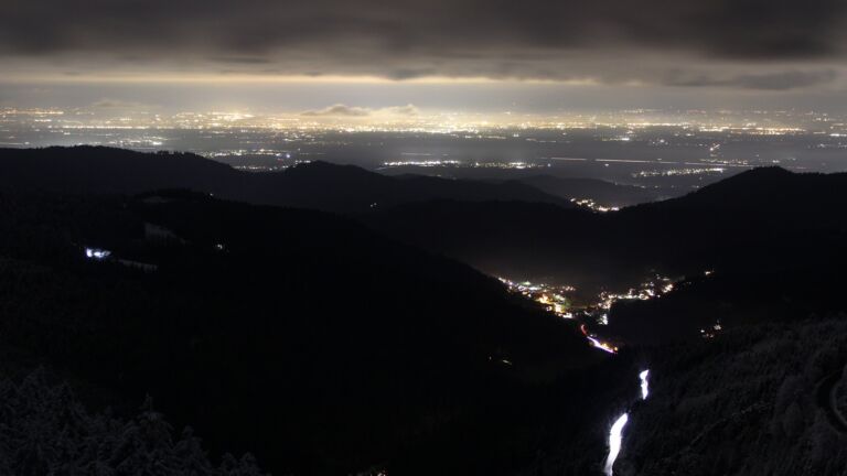 Dieses Bild zeigt eine Webcam-Aufnahme vom Achertal, aufgenommen am Mittwoch, den 26.11.2025 um 20:30 Uhr. Die Temperatur betrug -2.8°C.