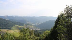 Dieses Bild zeigt eine Webcam-Aufnahme vom Achertal, aufgenommen am Montag, den 03.08.2026 um 18:50 Uhr. Die Temperatur betrug 33.8°C.