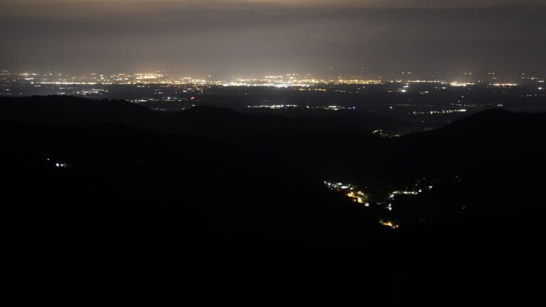 Dieses Bild zeigt eine Webcam-Aufnahme vom Achertal, aufgenommen am Sonntag, den 21.09.2025 um 04:30 Uhr. Die Temperatur betrug 17.2°C.