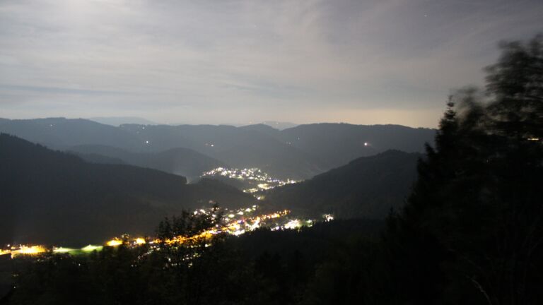 Dieses Bild zeigt eine Webcam-Aufnahme vom Achertal, aufgenommen am Montag, den 19.10.2026 um 21:30 Uhr. Die Temperatur betrug 9.4°C.