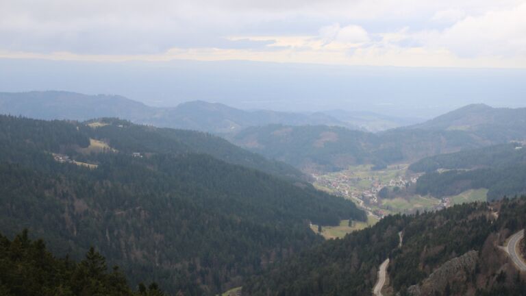 Dieses Bild zeigt eine Webcam-Aufnahme vom Achertal, aufgenommen am Samstag, den 28.02.2026 um 13:50 Uhr. Die Temperatur betrug 5.6°C.