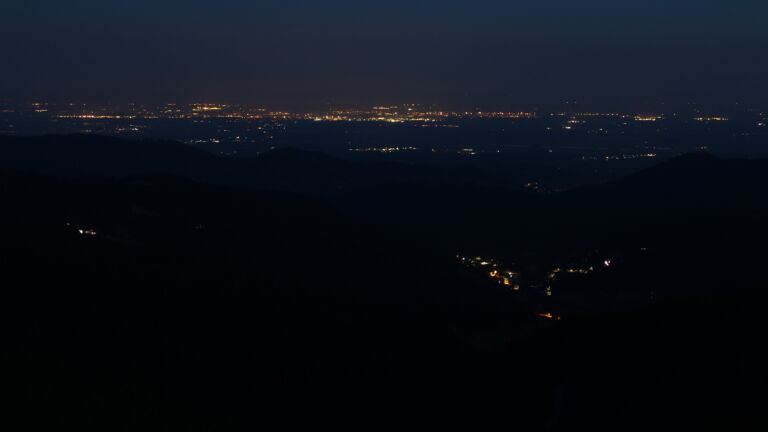 Dieses Bild zeigt eine Webcam-Aufnahme vom Achertal, aufgenommen am Sonntag, den 22.06.2025 um 04:10 Uhr. Die Temperatur betrug 19.4°C.