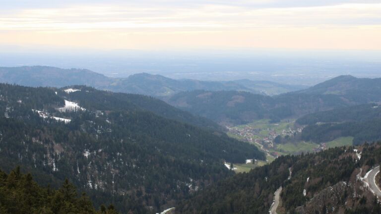 Dieses Bild zeigt eine Webcam-Aufnahme vom Achertal, aufgenommen am Freitag, den 03.04.2026 um 17:50 Uhr. Die Temperatur betrug 6.3°C.