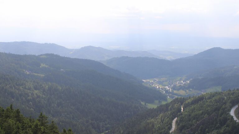 Dieses Bild zeigt eine Webcam-Aufnahme vom Achertal, aufgenommen am Sonntag, den 08.06.2025 um 18:20 Uhr. Die Temperatur betrug 8.6°C.
