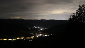 Dieses Bild zeigt eine Webcam-Aufnahme vom Achertal, aufgenommen am Sonntag, den 07.06.2026 um 01:30 Uhr. Die Temperatur betrug 13.1°C.