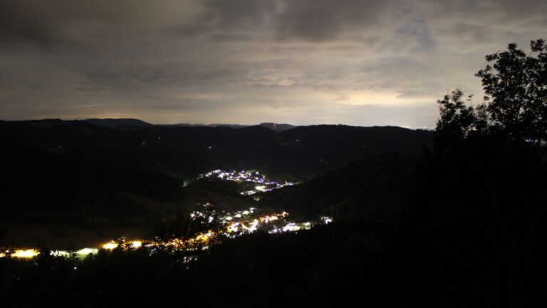 Dieses Bild zeigt eine Webcam-Aufnahme vom Achertal, aufgenommen am Donnerstag, den 20.08.2026 um 23:00 Uhr. Die Temperatur betrug 17.2°C.