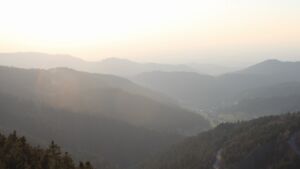 Dieses Bild zeigt eine Webcam-Aufnahme vom Achertal, aufgenommen am Freitag, den 20.03.2026 um 18:00 Uhr. Die Temperatur betrug 7.9°C.