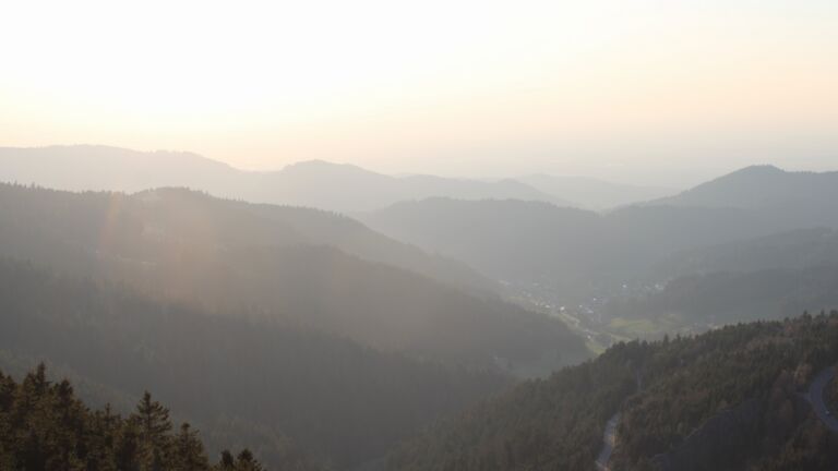 Dieses Bild zeigt eine Webcam-Aufnahme vom Achertal, aufgenommen am Freitag, den 20.03.2026 um 18:00 Uhr. Die Temperatur betrug 7.9°C.