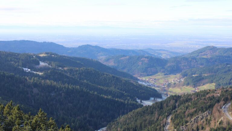 Dieses Bild zeigt eine Webcam-Aufnahme vom Achertal, aufgenommen am Mittwoch, den 19.11.2025 um 13:10 Uhr. Die Temperatur betrug 0.1°C.