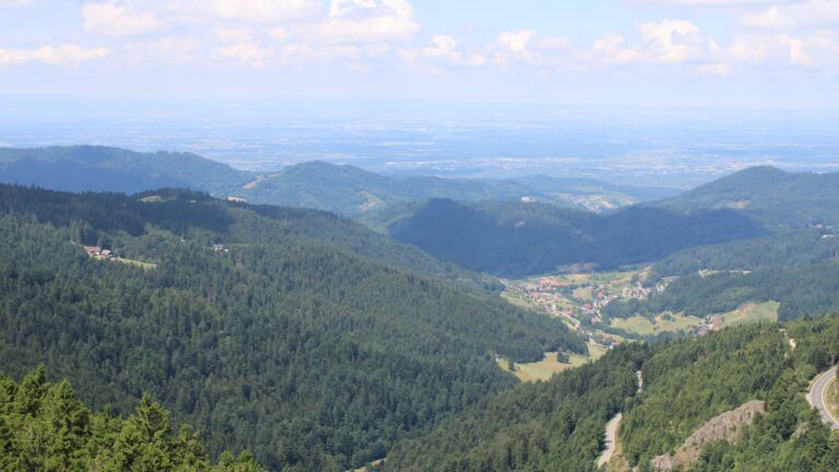 Dieses Bild zeigt eine Webcam-Aufnahme vom Achertal, aufgenommen am Samstag, den 12.07.2025 um 12:10 Uhr. Die Temperatur betrug 15.8°C.