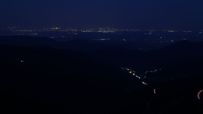Dieses Bild zeigt eine Webcam-Aufnahme vom Achertal, aufgenommen am Freitag, den 15.08.2025 um 05:20 Uhr. Die Temperatur betrug 23.2°C.