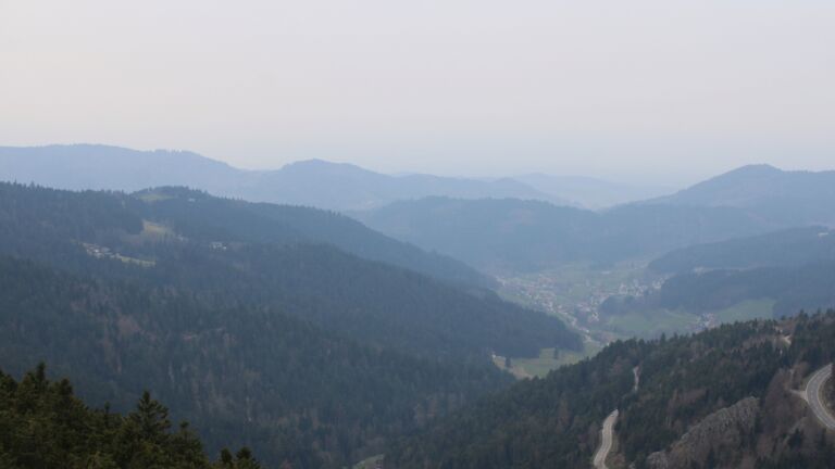 Dieses Bild zeigt eine Webcam-Aufnahme vom Achertal, aufgenommen am Samstag, den 21.03.2026 um 12:50 Uhr. Die Temperatur betrug 6°C.