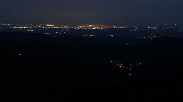 Dieses Bild zeigt eine Webcam-Aufnahme vom Achertal, aufgenommen am Sonntag, den 20.07.2025 um 04:40 Uhr. Die Temperatur betrug 17°C.