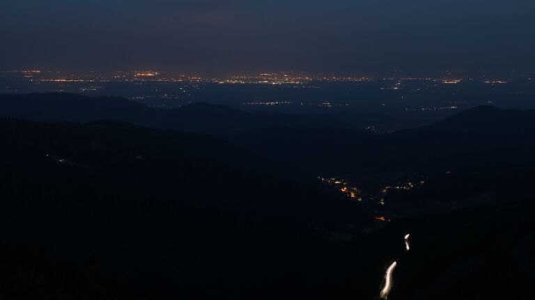 Dieses Bild zeigt eine Webcam-Aufnahme vom Achertal, aufgenommen am Sonntag, den 18.05.2025 um 04:40 Uhr. Die Temperatur betrug 7.3°C.