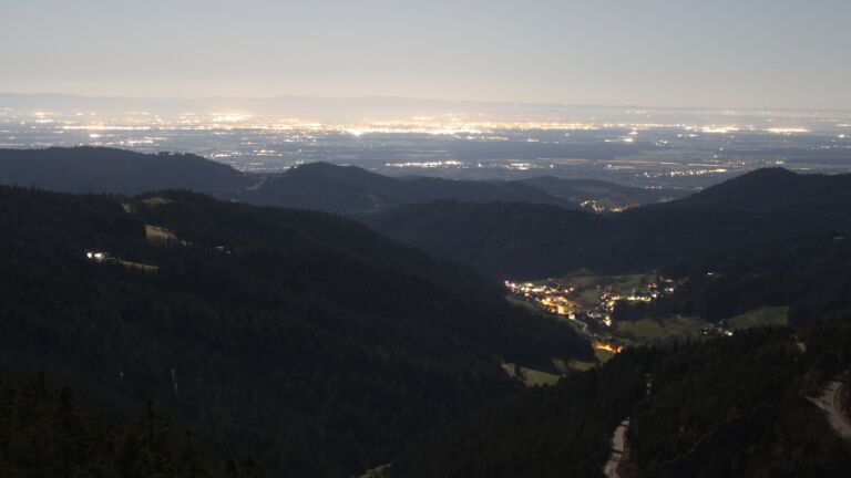 Dieses Bild zeigt eine Webcam-Aufnahme vom Achertal, aufgenommen am Montag, den 02.03.2026 um 03:30 Uhr. Die Temperatur betrug 4.4°C.