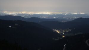 Dieses Bild zeigt eine Webcam-Aufnahme vom Achertal, aufgenommen am Freitag, den 27.02.2026 um 01:30 Uhr. Die Temperatur betrug 9.8°C.