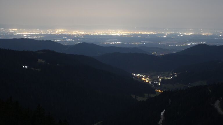 Dieses Bild zeigt eine Webcam-Aufnahme vom Achertal, aufgenommen am Freitag, den 27.02.2026 um 01:30 Uhr. Die Temperatur betrug 9.8°C.