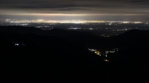 Dieses Bild zeigt eine Webcam-Aufnahme vom Achertal, aufgenommen am Dienstag, den 11.11.2025 um 01:00 Uhr. Die Temperatur betrug 4.7°C.