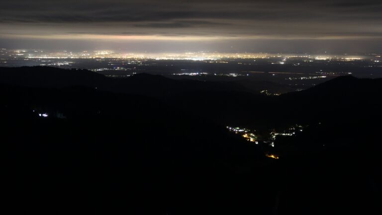 Dieses Bild zeigt eine Webcam-Aufnahme vom Achertal, aufgenommen am Dienstag, den 11.11.2025 um 01:00 Uhr. Die Temperatur betrug 4.7°C.