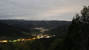 Dieses Bild zeigt eine Webcam-Aufnahme vom Achertal, aufgenommen am Montag, den 26.10.2026 um 21:30 Uhr. Die Temperatur betrug 8.1°C.