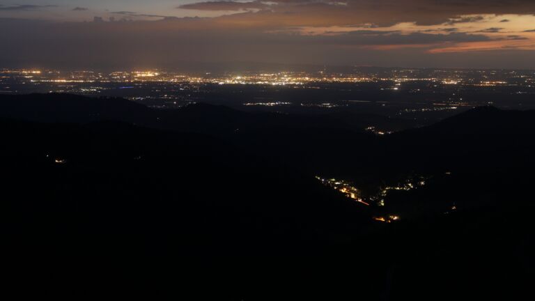 Dieses Bild zeigt eine Webcam-Aufnahme vom Achertal, aufgenommen am Montag, den 12.05.2025 um 22:10 Uhr. Die Temperatur betrug 10.6°C.