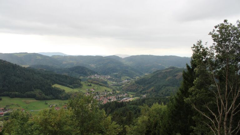 Dieses Bild zeigt eine Webcam-Aufnahme vom Achertal, aufgenommen am Freitag, den 18.09.2026 um 12:20 Uhr. Die Temperatur betrug 12.1°C.