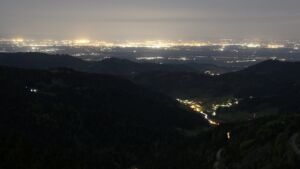 Dieses Bild zeigt eine Webcam-Aufnahme vom Achertal, aufgenommen am Montag, den 27.04.2026 um 22:10 Uhr. Die Temperatur betrug 10.3°C.