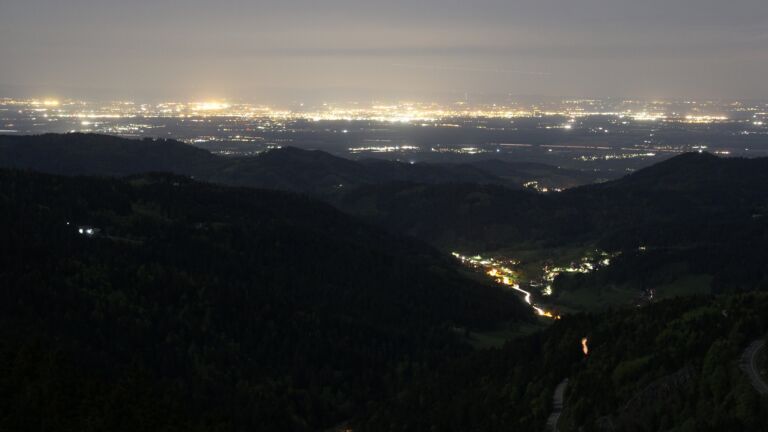 Dieses Bild zeigt eine Webcam-Aufnahme vom Achertal, aufgenommen am Montag, den 27.04.2026 um 22:10 Uhr. Die Temperatur betrug 10.3°C.