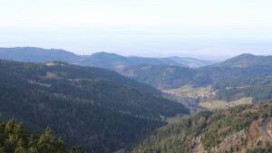 Dieses Bild zeigt eine Webcam-Aufnahme vom Achertal, aufgenommen am Donnerstag, den 18.12.2025 um 12:20 Uhr. Die Temperatur betrug 7.4°C.